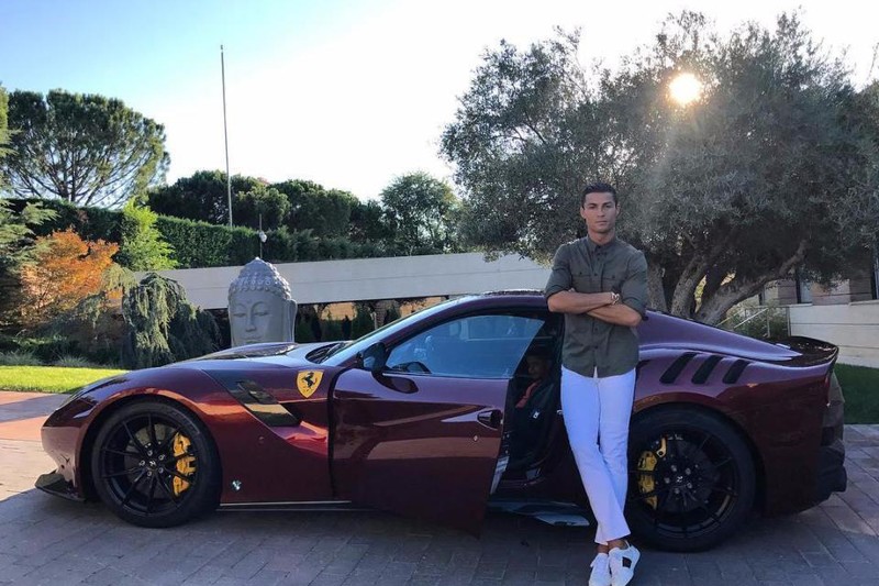 Cristiano Ronaldo tau sieu xe hang hiem Ferrari F12tdf 10 ty